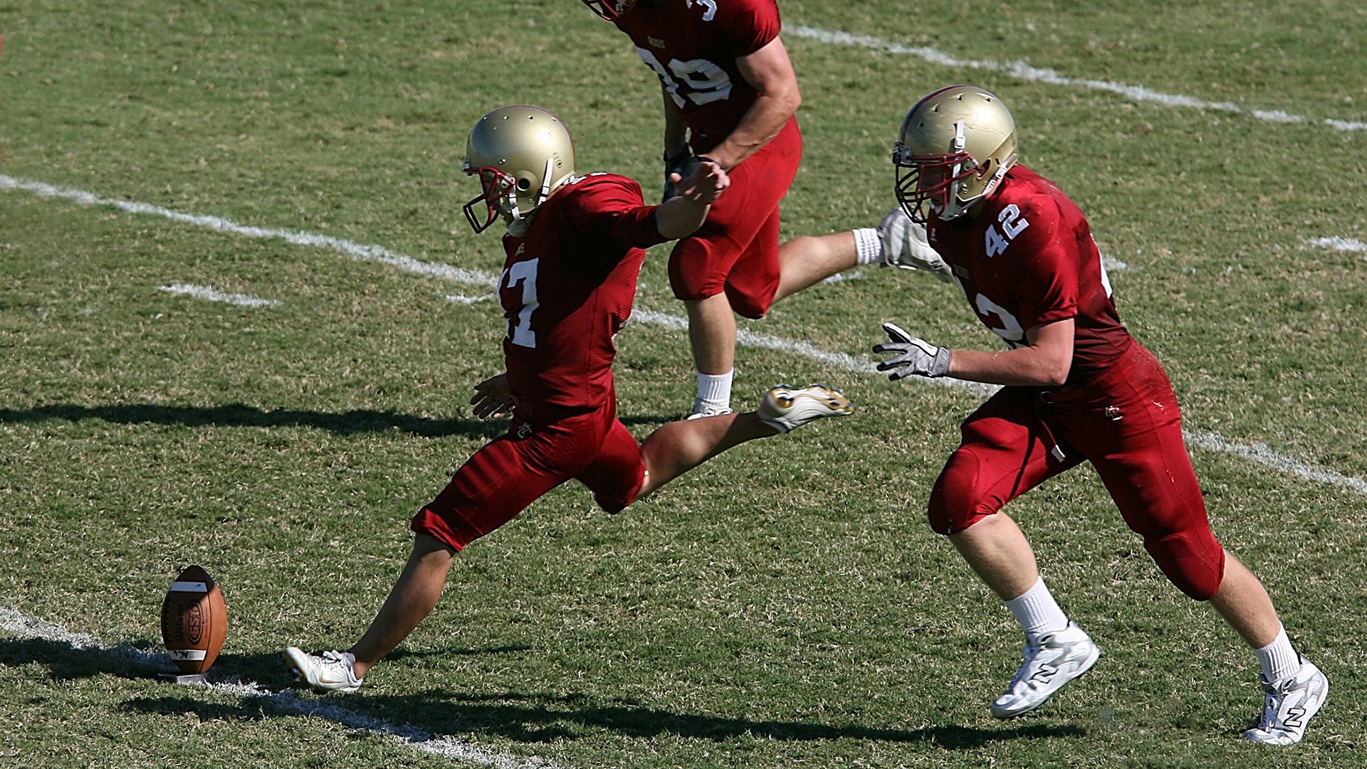 爱游戏电竞官网-落后局面下球队众志成城完成逆转激励人心，落后两球逆转